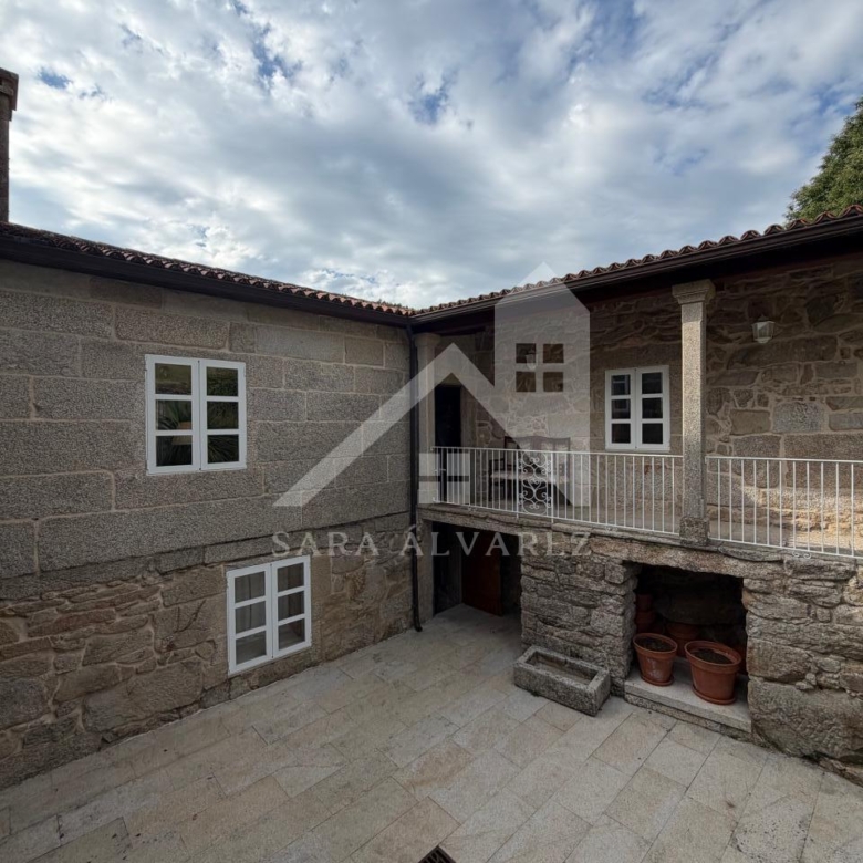 SE VENDE ESPECTACULAR CASA  DE PIEDRA RESTAURADA PRÓXIMA A LA CIUDAD DE PONTEVEDRA EN VIASCÓN- COTOBADE