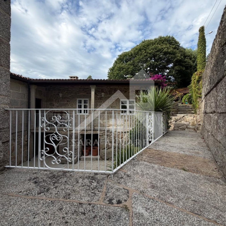 SE VENDE ESPECTACULAR CASA  DE PIEDRA RESTAURADA PRÓXIMA A LA CIUDAD DE PONTEVEDRA EN VIASCÓN- COTOBADE