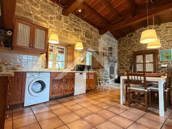 SE VENDE ESPECTACULAR CASA  DE PIEDRA RESTAURADA PRÓXIMA A LA CIUDAD DE PONTEVEDRA EN VIASCÓN- COTOBADE