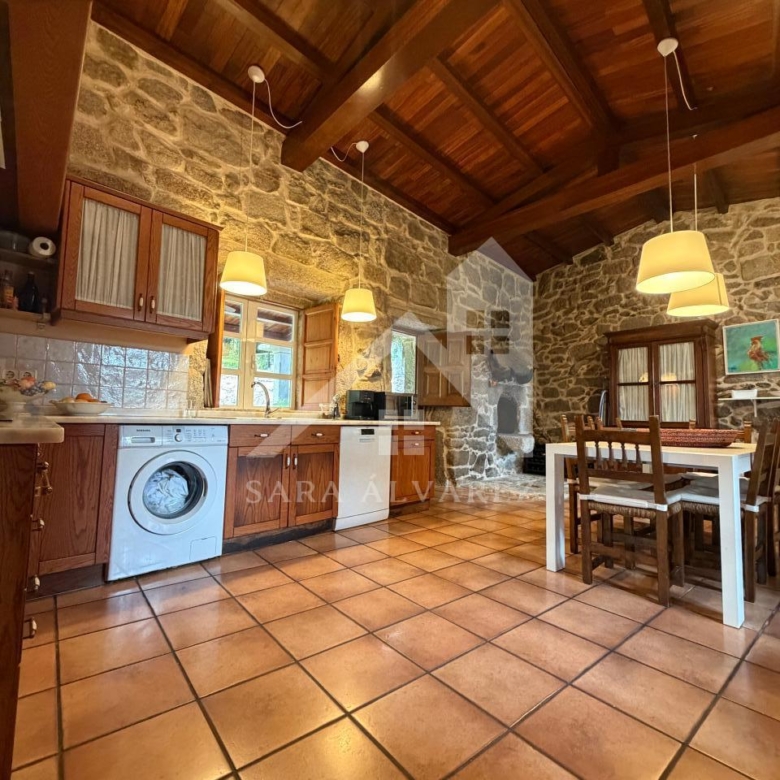 SE VENDE ESPECTACULAR CASA  DE PIEDRA RESTAURADA PRÓXIMA A LA CIUDAD DE PONTEVEDRA EN VIASCÓN- COTOBADE