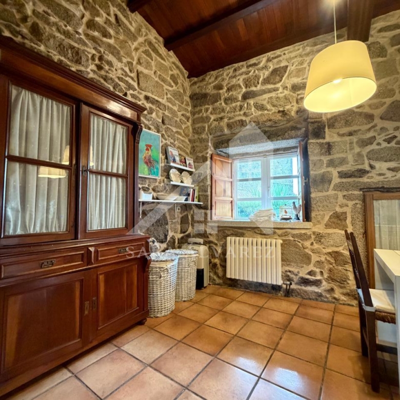 SE VENDE ESPECTACULAR CASA  DE PIEDRA RESTAURADA PRÓXIMA A LA CIUDAD DE PONTEVEDRA EN VIASCÓN- COTOBADE