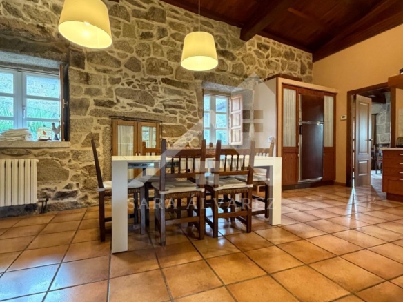 SE VENDE ESPECTACULAR CASA  DE PIEDRA RESTAURADA PRÓXIMA A LA CIUDAD DE PONTEVEDRA EN VIASCÓN- COTOBADE