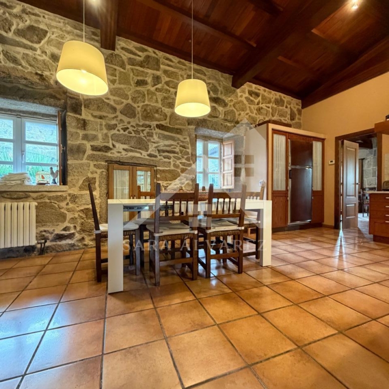 SE VENDE ESPECTACULAR CASA  DE PIEDRA RESTAURADA PRÓXIMA A LA CIUDAD DE PONTEVEDRA EN VIASCÓN- COTOBADE
