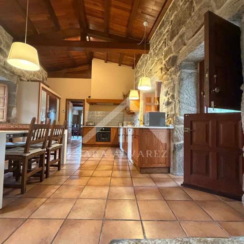 SE VENDE ESPECTACULAR CASA  DE PIEDRA RESTAURADA PRÓXIMA A LA CIUDAD DE PONTEVEDRA EN VIASCÓN- COTOBADE