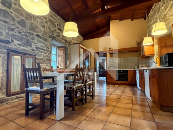 SE VENDE ESPECTACULAR CASA  DE PIEDRA RESTAURADA PRÓXIMA A LA CIUDAD DE PONTEVEDRA EN VIASCÓN- COTOBADE
