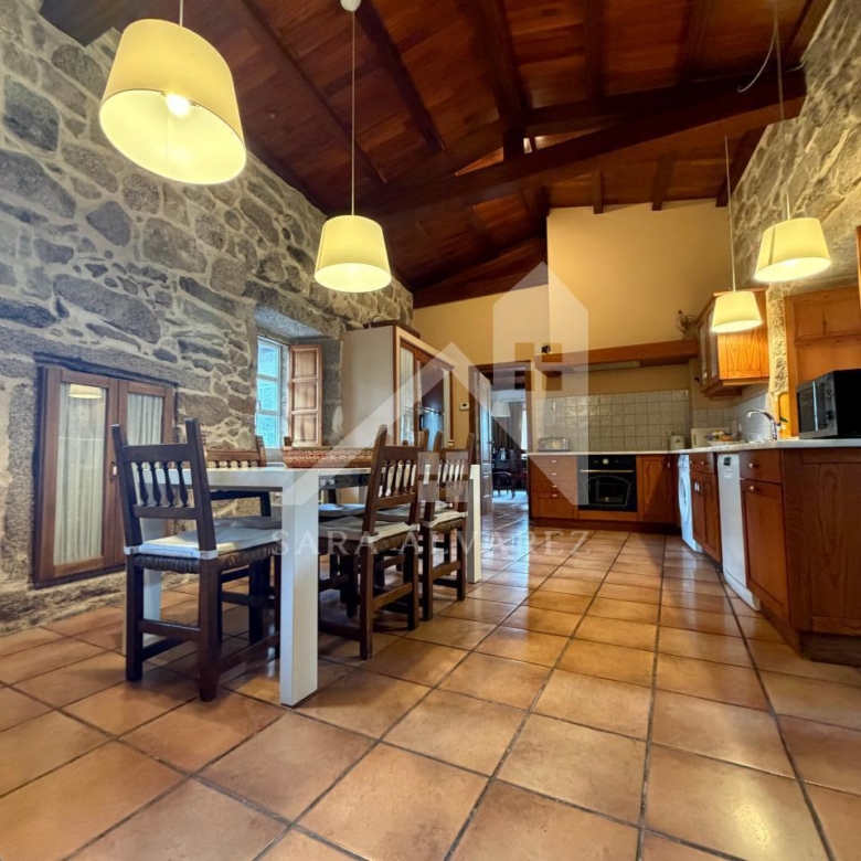 SE VENDE ESPECTACULAR CASA  DE PIEDRA RESTAURADA PRÓXIMA A LA CIUDAD DE PONTEVEDRA EN VIASCÓN- COTOBADE