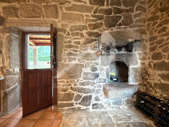 SE VENDE ESPECTACULAR CASA  DE PIEDRA RESTAURADA PRÓXIMA A LA CIUDAD DE PONTEVEDRA EN VIASCÓN- COTOBADE