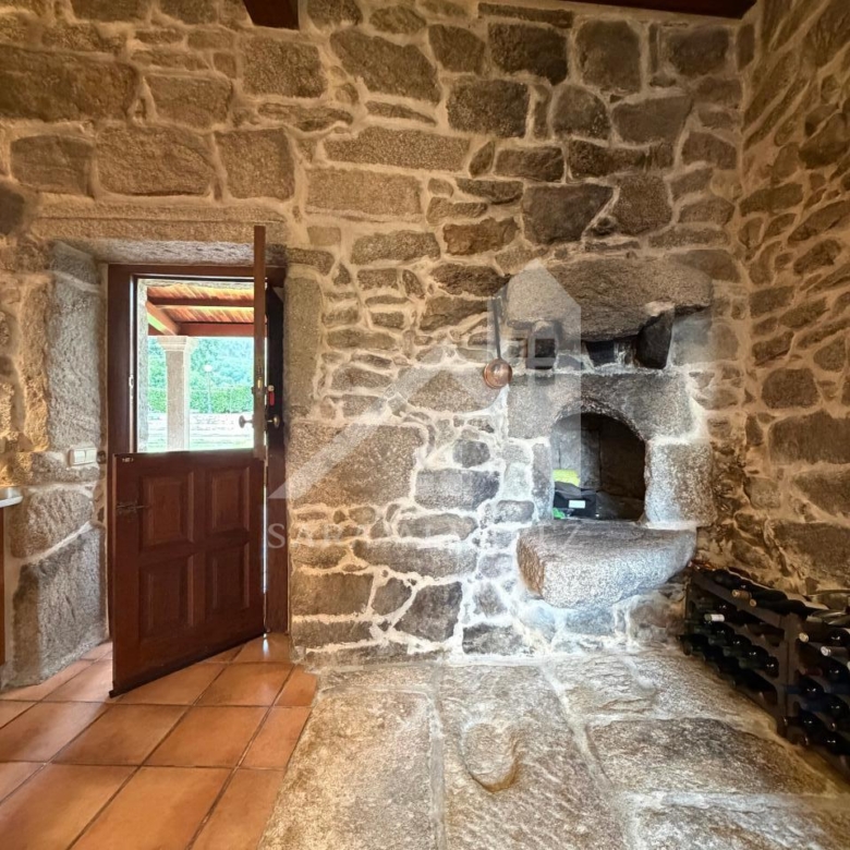 SE VENDE ESPECTACULAR CASA  DE PIEDRA RESTAURADA PRÓXIMA A LA CIUDAD DE PONTEVEDRA EN VIASCÓN- COTOBADE