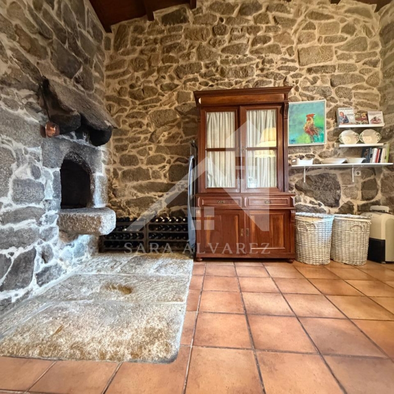 SE VENDE ESPECTACULAR CASA  DE PIEDRA RESTAURADA PRÓXIMA A LA CIUDAD DE PONTEVEDRA EN VIASCÓN- COTOBADE