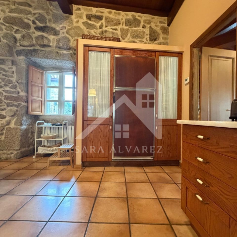 SE VENDE ESPECTACULAR CASA  DE PIEDRA RESTAURADA PRÓXIMA A LA CIUDAD DE PONTEVEDRA EN VIASCÓN- COTOBADE