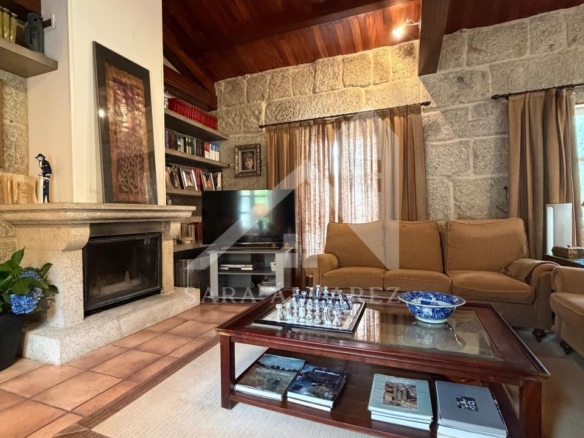 SE VENDE ESPECTACULAR CASA  DE PIEDRA RESTAURADA PRÓXIMA A LA CIUDAD DE PONTEVEDRA EN VIASCÓN- COTOBADE