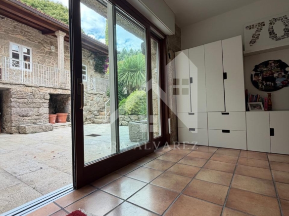 SE VENDE ESPECTACULAR CASA  DE PIEDRA RESTAURADA PRÓXIMA A LA CIUDAD DE PONTEVEDRA EN VIASCÓN- COTOBADE