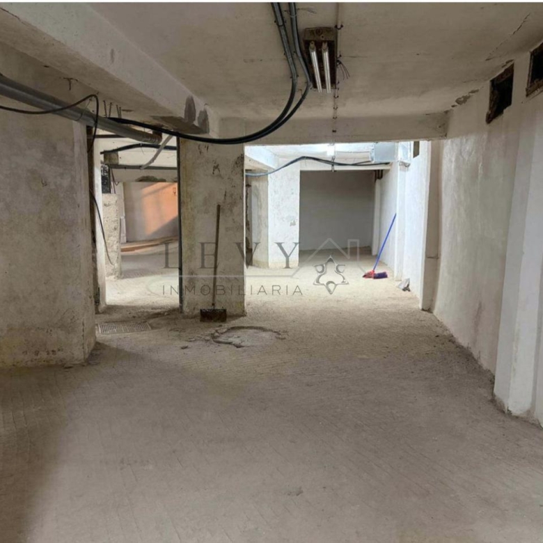 Oportunidad Única: Amplio Local Comercial de 312 m² en Bruto