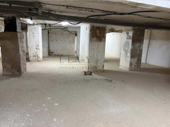 Oportunidad Única: Amplio Local Comercial de 312 m² en Bruto