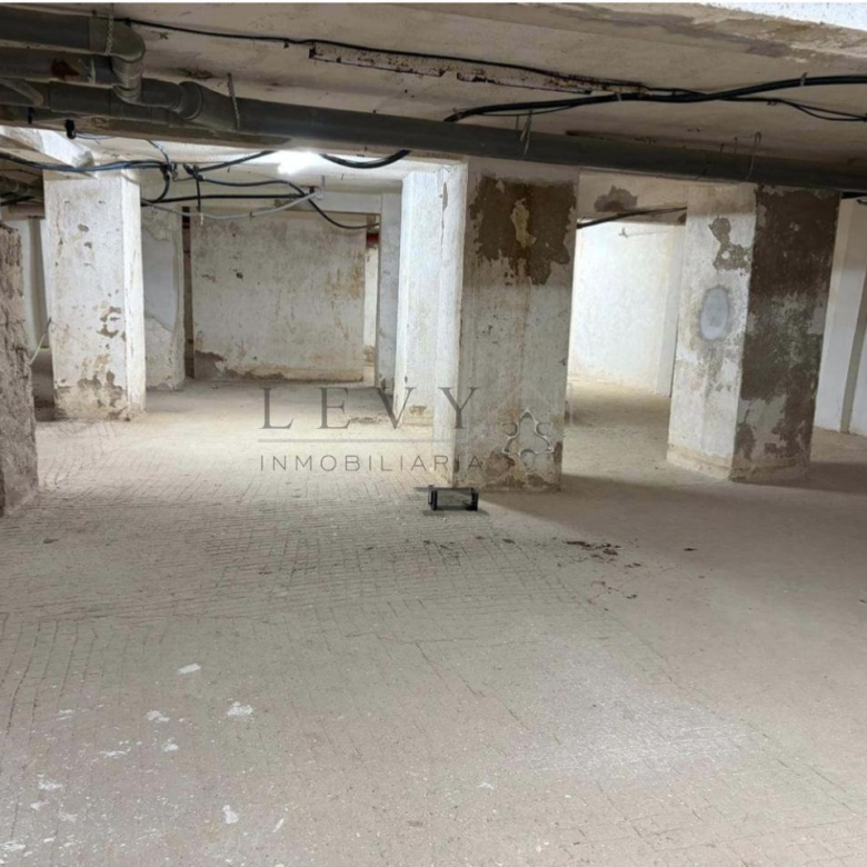 Oportunidad Única: Amplio Local Comercial de 312 m² en Bruto