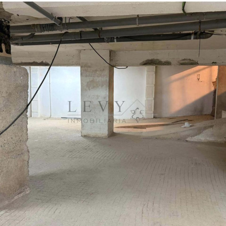Oportunidad Única: Amplio Local Comercial de 312 m² en Bruto
