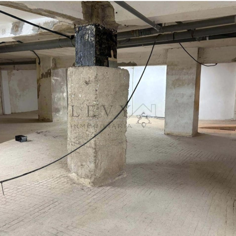 Oportunidad Única: Amplio Local Comercial de 312 m² en Bruto