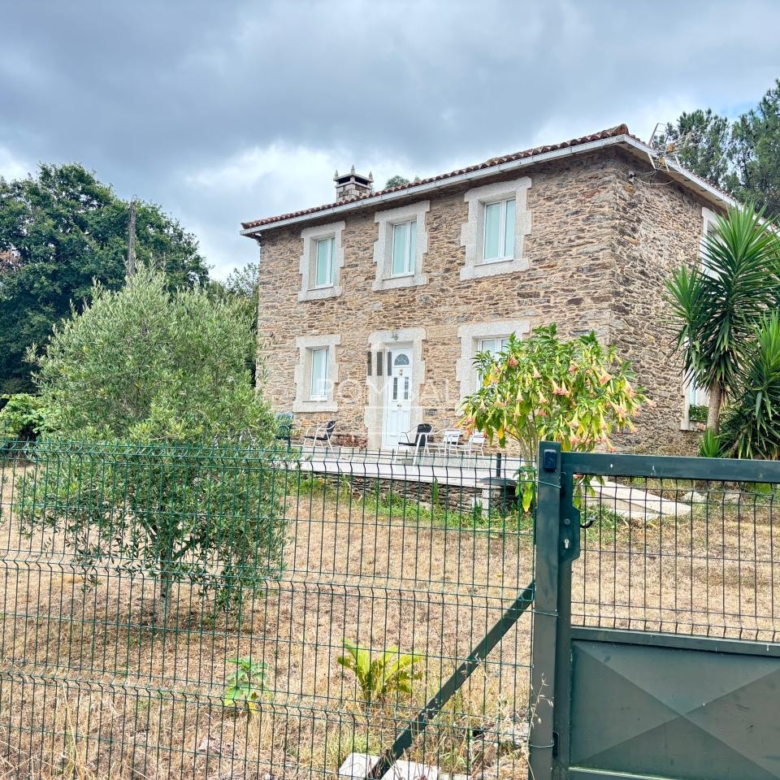 Chalet independiente con Solar que  combina tranquilidad, espacio y comodidad en un entorno natural , a tan solo 15 min. del Aeropuerto  Rosalia de Castro.