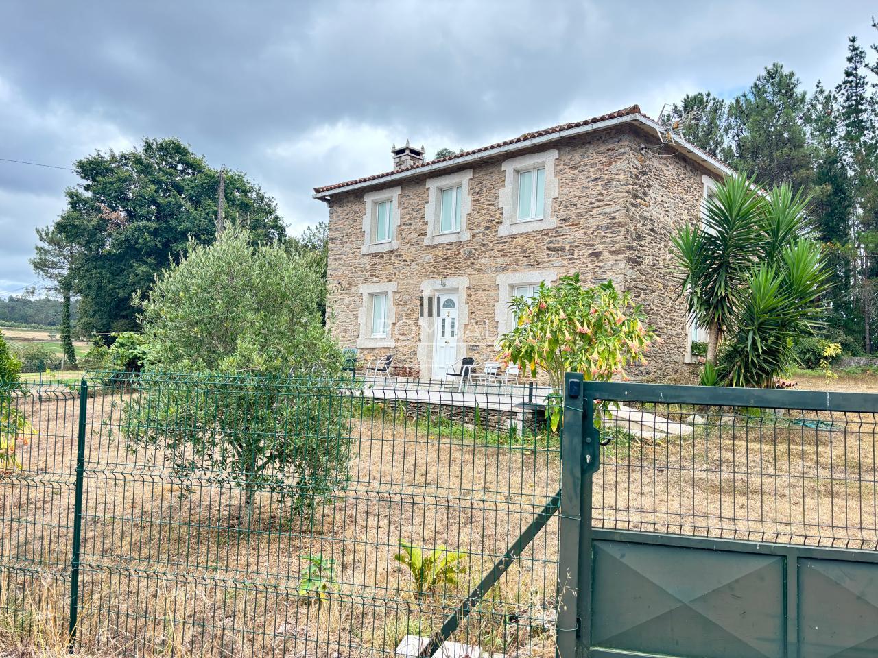 Chalet independiente con Solar que  combina tranquilidad, espacio y comodidad en un entorno natural , a tan solo 15 min. del Aeropuerto  Rosalia de Castro.