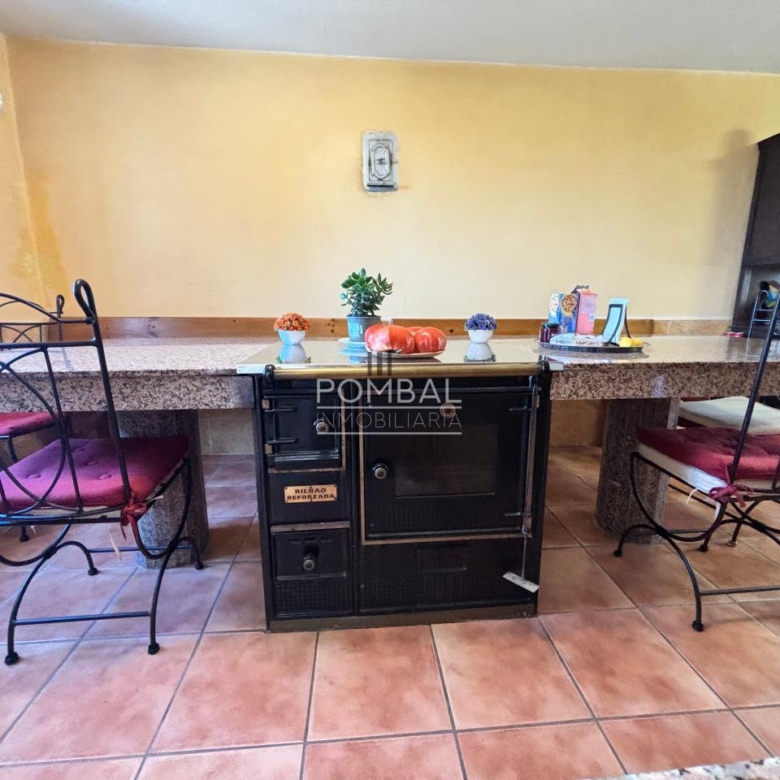 Chalet independiente con Solar que  combina tranquilidad, espacio y comodidad en un entorno natural , a tan solo 15 min. del Aeropuerto  Rosalia de Castro.