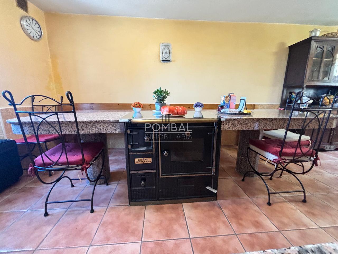 Chalet independiente con Solar que  combina tranquilidad, espacio y comodidad en un entorno natural , a tan solo 15 min. del Aeropuerto  Rosalia de Castro.