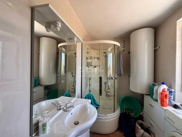 Chalet independiente con Solar que  combina tranquilidad, espacio y comodidad en un entorno natural , a tan solo 15 min. del Aeropuerto  Rosalia de Castro.