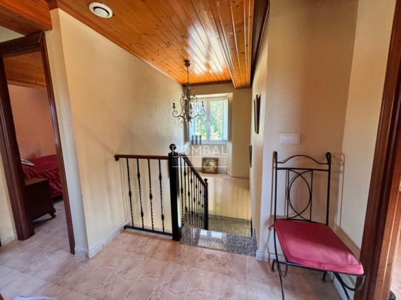 Chalet independiente con Solar que  combina tranquilidad, espacio y comodidad en un entorno natural , a tan solo 15 min. del Aeropuerto  Rosalia de Castro.
