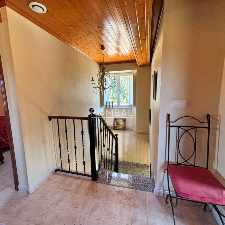 Chalet independiente con Solar que  combina tranquilidad, espacio y comodidad en un entorno natural , a tan solo 15 min. del Aeropuerto  Rosalia de Castro.
