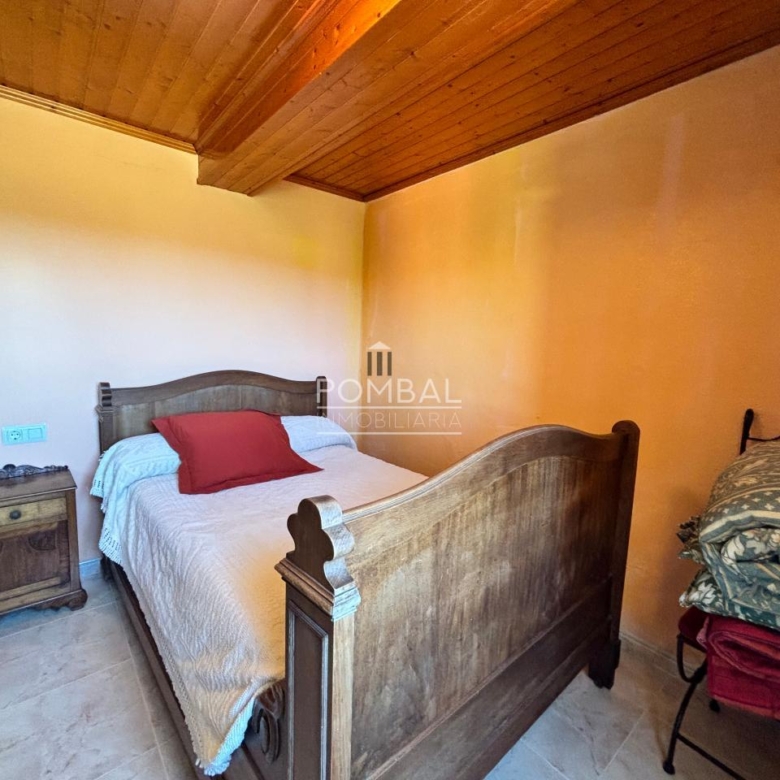 Chalet independiente con Solar que  combina tranquilidad, espacio y comodidad en un entorno natural , a tan solo 15 min. del Aeropuerto  Rosalia de Castro.