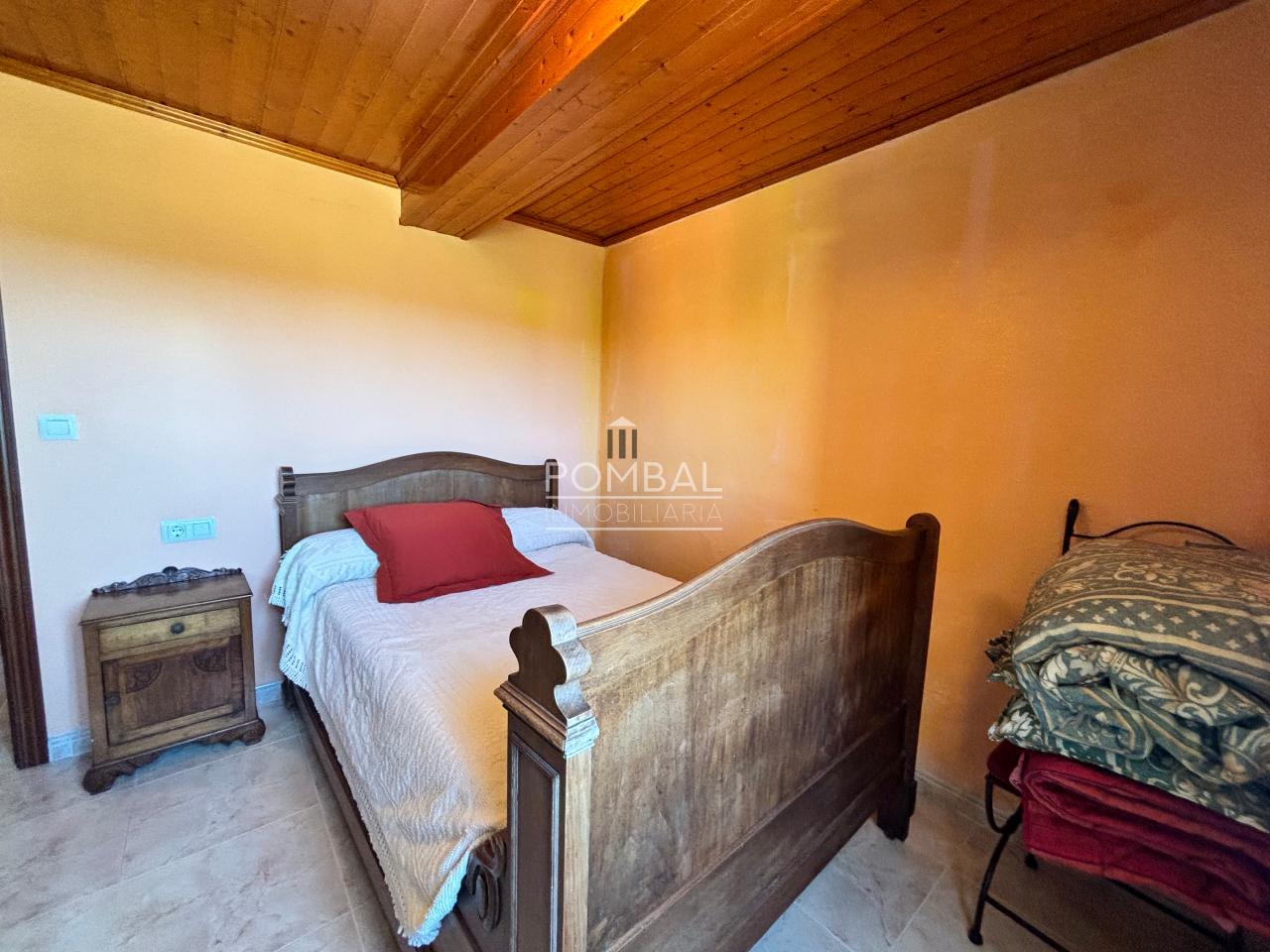 Chalet independiente con Solar que  combina tranquilidad, espacio y comodidad en un entorno natural , a tan solo 15 min. del Aeropuerto  Rosalia de Castro.