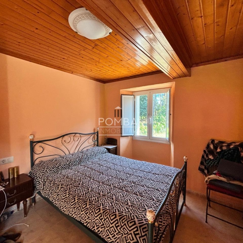 Chalet independiente con Solar que  combina tranquilidad, espacio y comodidad en un entorno natural , a tan solo 15 min. del Aeropuerto  Rosalia de Castro.