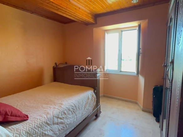 Chalet independiente con Solar que  combina tranquilidad, espacio y comodidad en un entorno natural , a tan solo 15 min. del Aeropuerto  Rosalia de Castro.