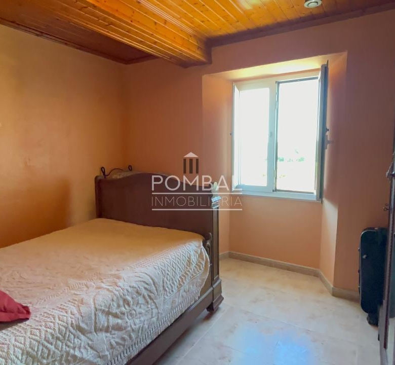 Chalet independiente con Solar que  combina tranquilidad, espacio y comodidad en un entorno natural , a tan solo 15 min. del Aeropuerto  Rosalia de Castro.