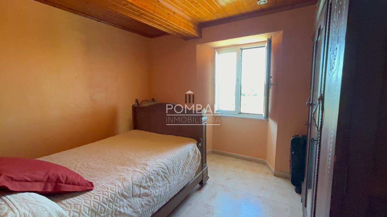 Chalet independiente con Solar que  combina tranquilidad, espacio y comodidad en un entorno natural , a tan solo 15 min. del Aeropuerto  Rosalia de Castro.