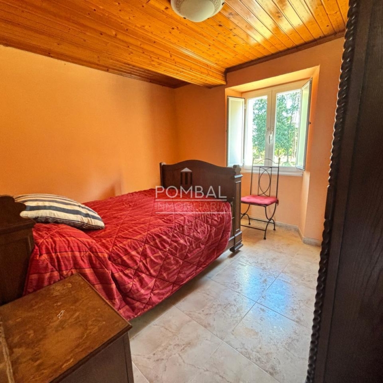 Chalet independiente con Solar que  combina tranquilidad, espacio y comodidad en un entorno natural , a tan solo 15 min. del Aeropuerto  Rosalia de Castro.