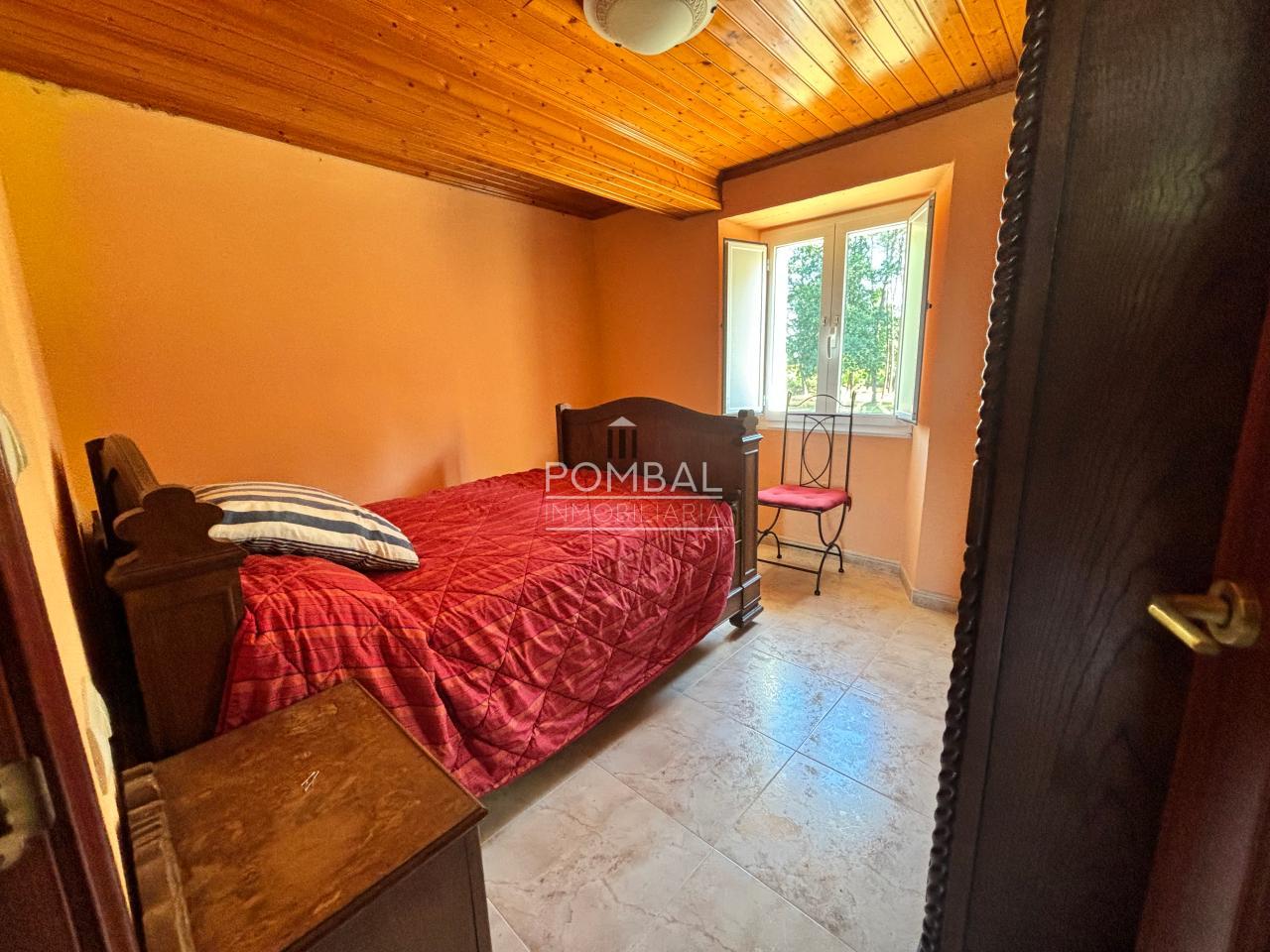 Chalet independiente con Solar que  combina tranquilidad, espacio y comodidad en un entorno natural , a tan solo 15 min. del Aeropuerto  Rosalia de Castro.