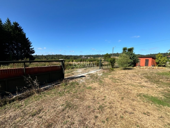 Chalet independiente con Solar que  combina tranquilidad, espacio y comodidad en un entorno natural , a tan solo 15 min. del Aeropuerto  Rosalia de Castro.
