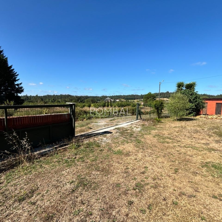 Chalet independiente con Solar que  combina tranquilidad, espacio y comodidad en un entorno natural , a tan solo 15 min. del Aeropuerto  Rosalia de Castro.