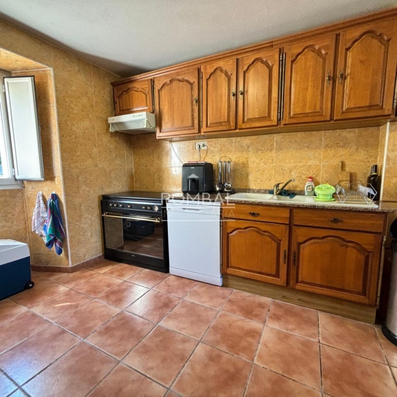Chalet independiente con Solar que  combina tranquilidad, espacio y comodidad en un entorno natural , a tan solo 15 min. del Aeropuerto  Rosalia de Castro.
