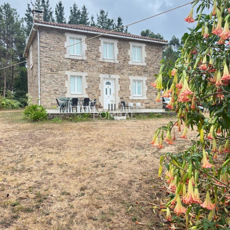 Chalet independiente con Solar que  combina tranquilidad, espacio y comodidad en un entorno natural , a tan solo 15 min. del Aeropuerto  Rosalia de Castro.
