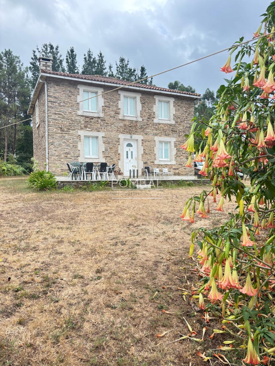Chalet independiente con Solar que  combina tranquilidad, espacio y comodidad en un entorno natural , a tan solo 15 min. del Aeropuerto  Rosalia de Castro.
