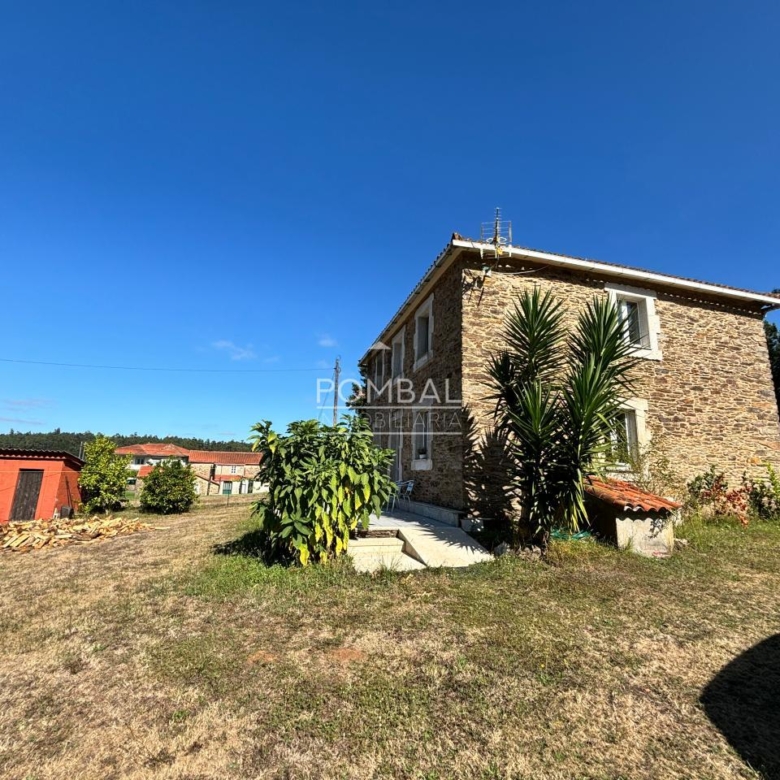 Chalet independiente con Solar que  combina tranquilidad, espacio y comodidad en un entorno natural , a tan solo 15 min. del Aeropuerto  Rosalia de Castro.