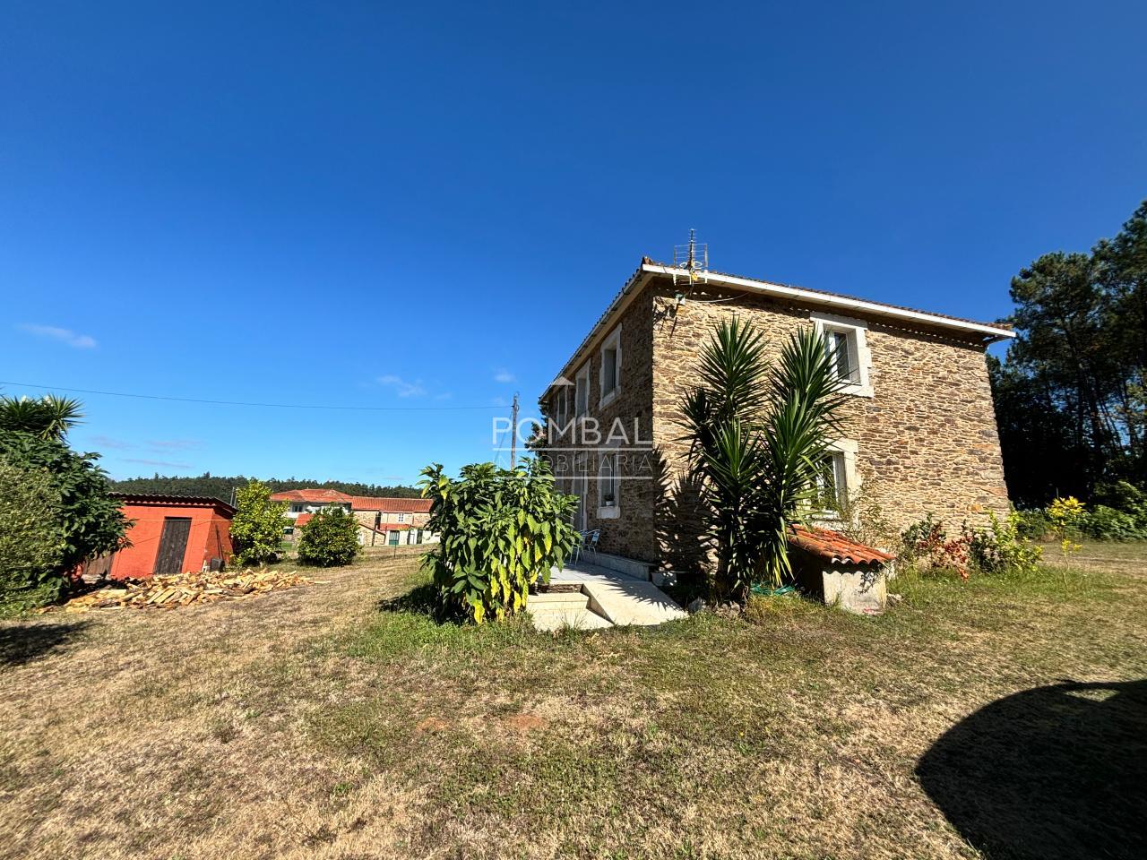 Chalet independiente con Solar que  combina tranquilidad, espacio y comodidad en un entorno natural , a tan solo 15 min. del Aeropuerto  Rosalia de Castro.