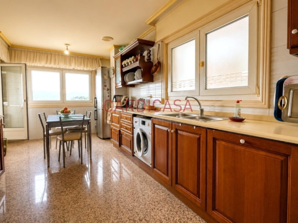 Gran vivienda familiar en Vía Norte con garaje, bodega y bonitas vistas al mar.