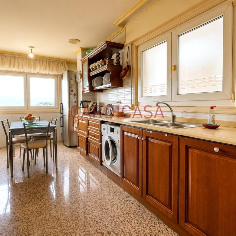 Gran vivienda familiar en Vía Norte con garaje, bodega y bonitas vistas al mar.