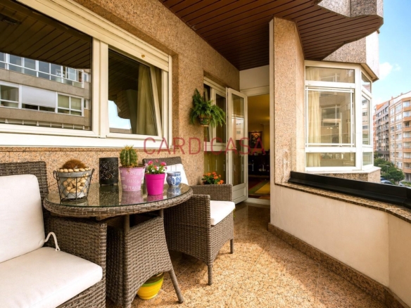 Gran vivienda familiar en Vía Norte con garaje, bodega y bonitas vistas al mar.
