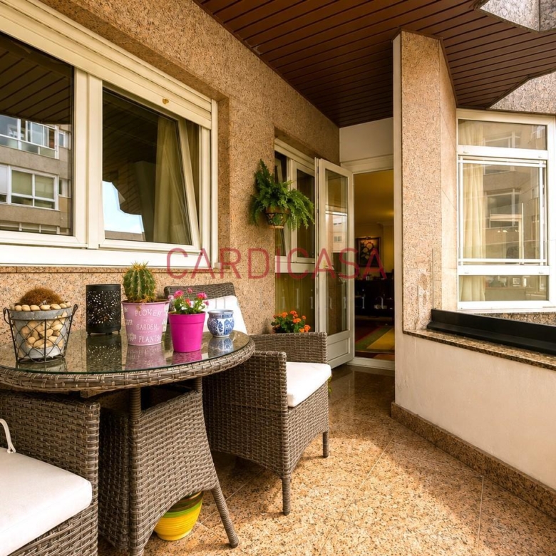 Gran vivienda familiar en Vía Norte con garaje, bodega y bonitas vistas al mar.