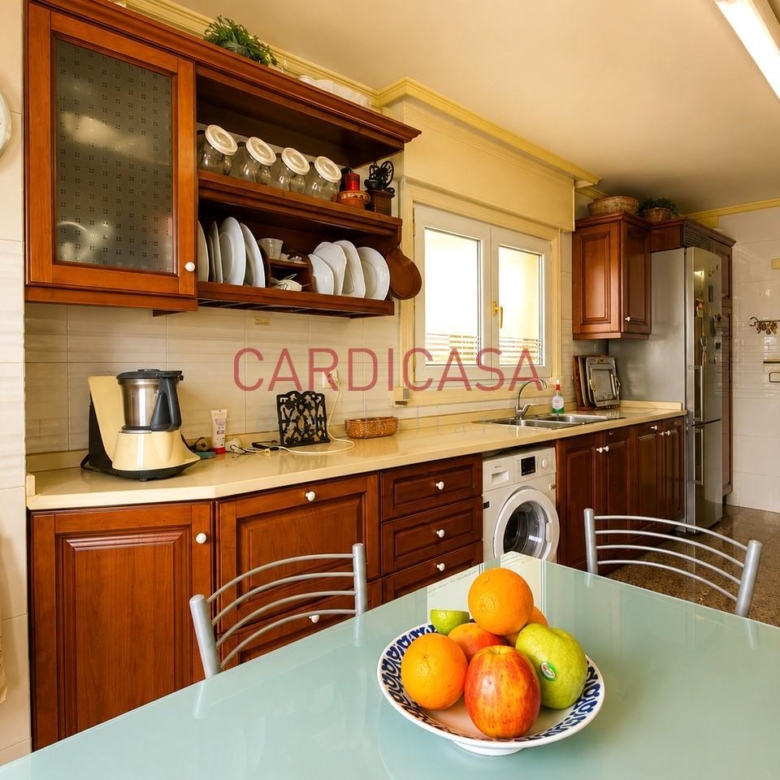 Gran vivienda familiar en Vía Norte con garaje, bodega y bonitas vistas al mar.
