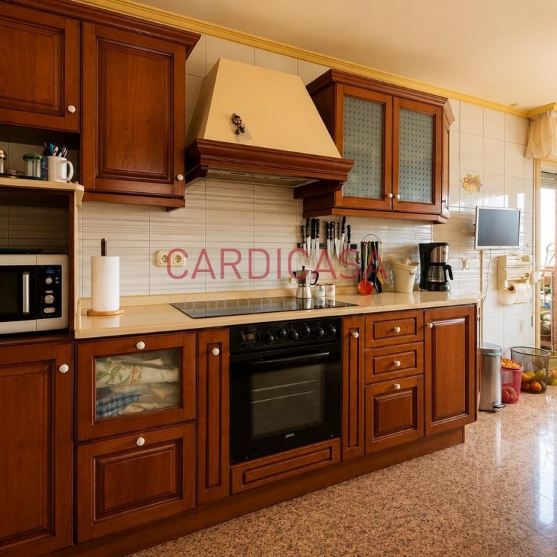 Gran vivienda familiar en Vía Norte con garaje, bodega y bonitas vistas al mar.