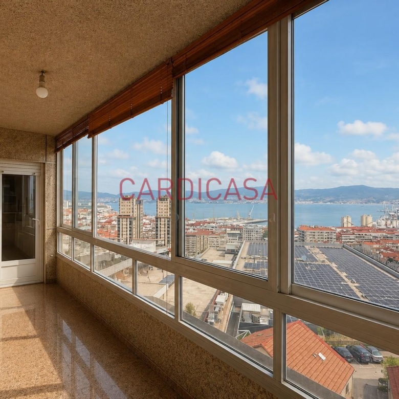 Gran vivienda familiar en Vía Norte con garaje, bodega y bonitas vistas al mar.